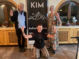 kim_anita vor loge knieend